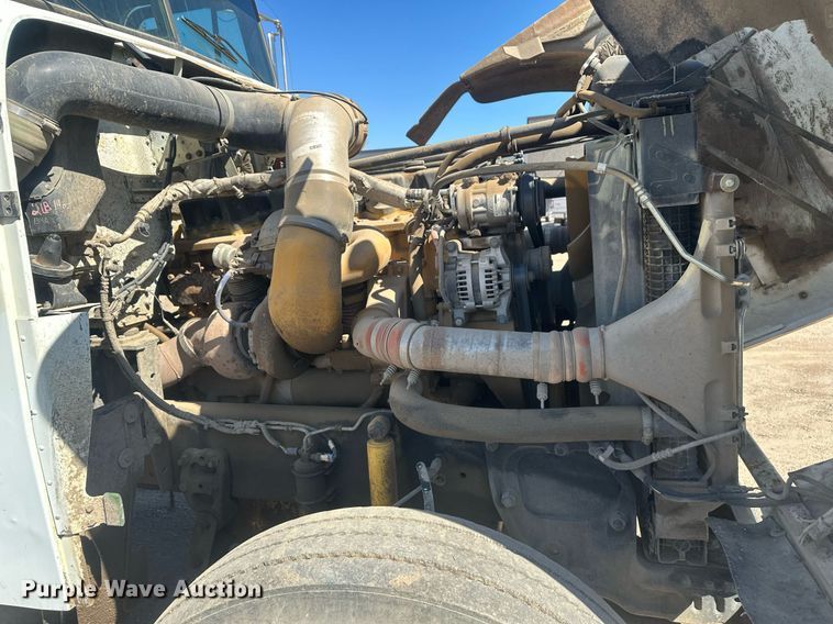 image for item DT7146 2006 Freightliner FLD120 semi truck