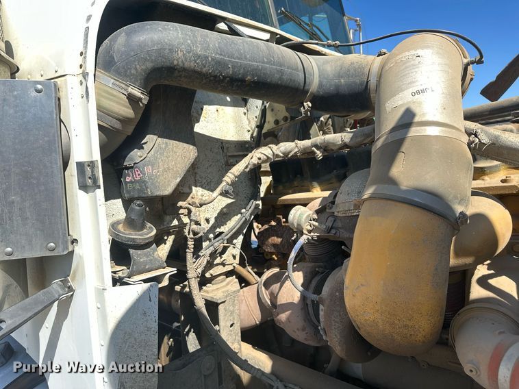 image for item DT7146 2006 Freightliner FLD120 semi truck