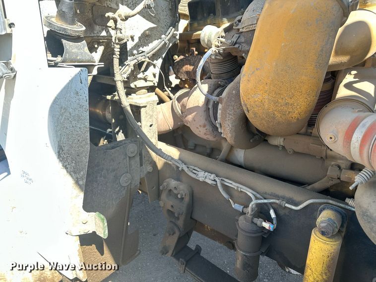 image for item DT7146 2006 Freightliner FLD120 semi truck