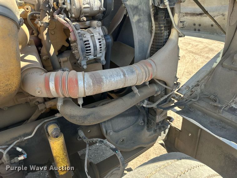 image for item DT7146 2006 Freightliner FLD120 semi truck