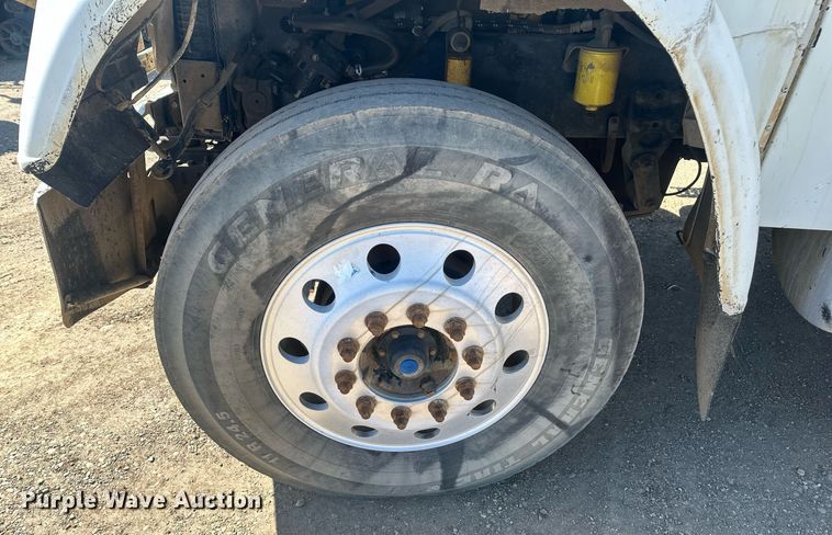 image for item DT7146 2006 Freightliner FLD120 semi truck