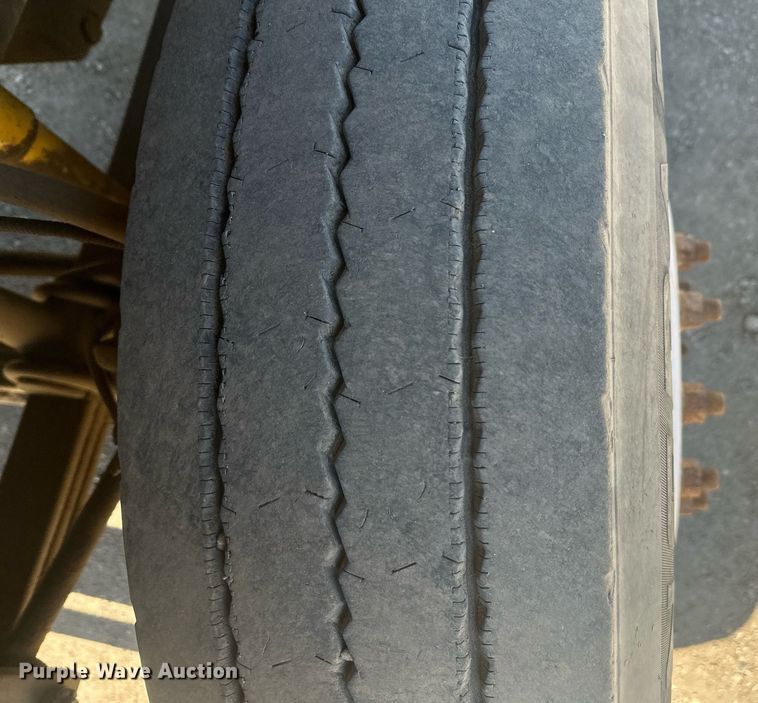 image for item DT7146 2006 Freightliner FLD120 semi truck