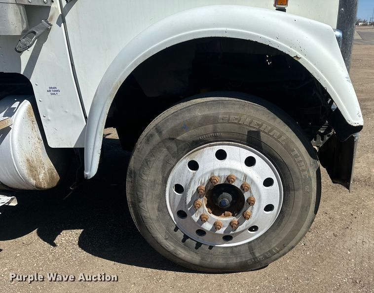 image for item DT7146 2006 Freightliner FLD120 semi truck