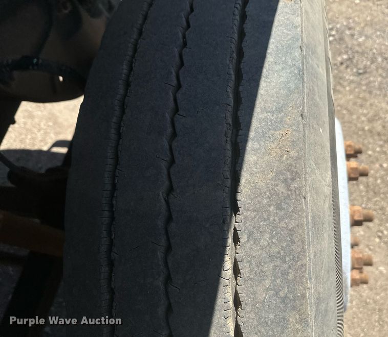 image for item DT7146 2006 Freightliner FLD120 semi truck