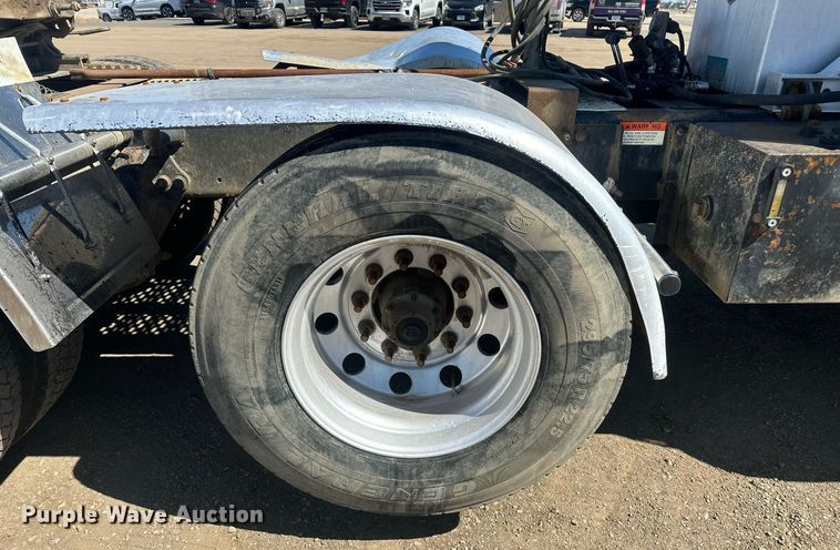 image for item DT7146 2006 Freightliner FLD120 semi truck