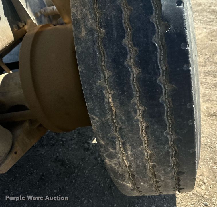 image for item DT7146 2006 Freightliner FLD120 semi truck