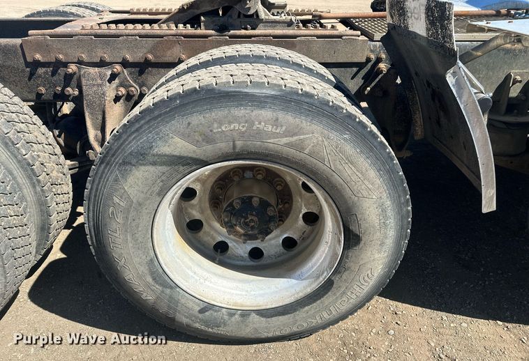 image for item DT7146 2006 Freightliner FLD120 semi truck