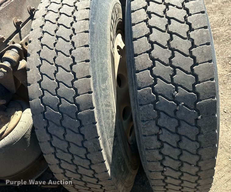 image for item DT7146 2006 Freightliner FLD120 semi truck