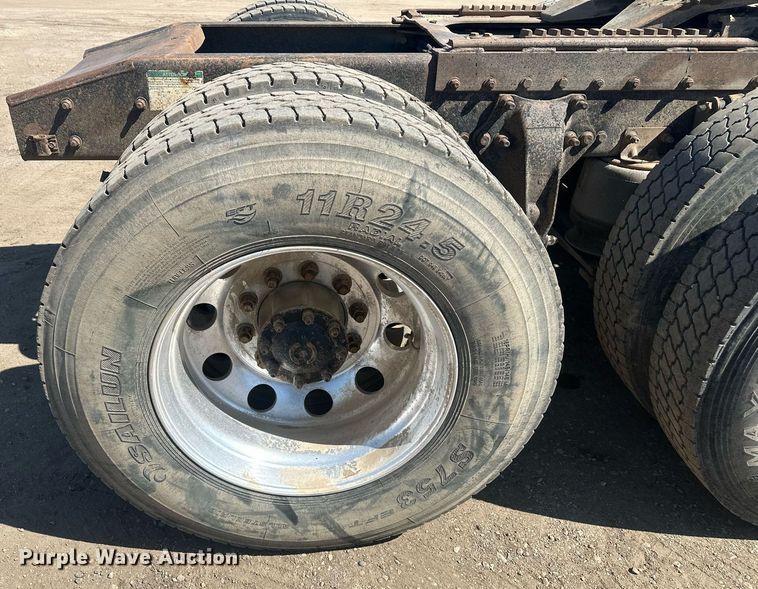 image for item DT7146 2006 Freightliner FLD120 semi truck