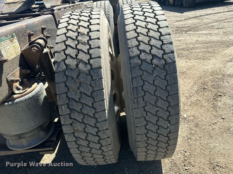 image for item DT7146 2006 Freightliner FLD120 semi truck