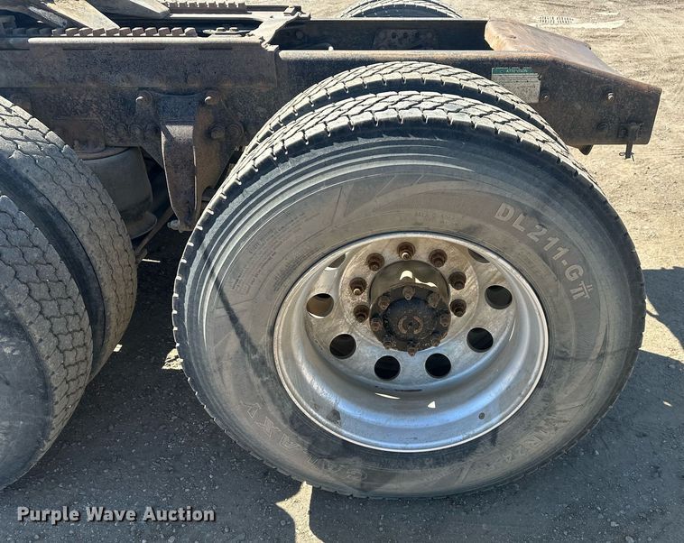 image for item DT7146 2006 Freightliner FLD120 semi truck