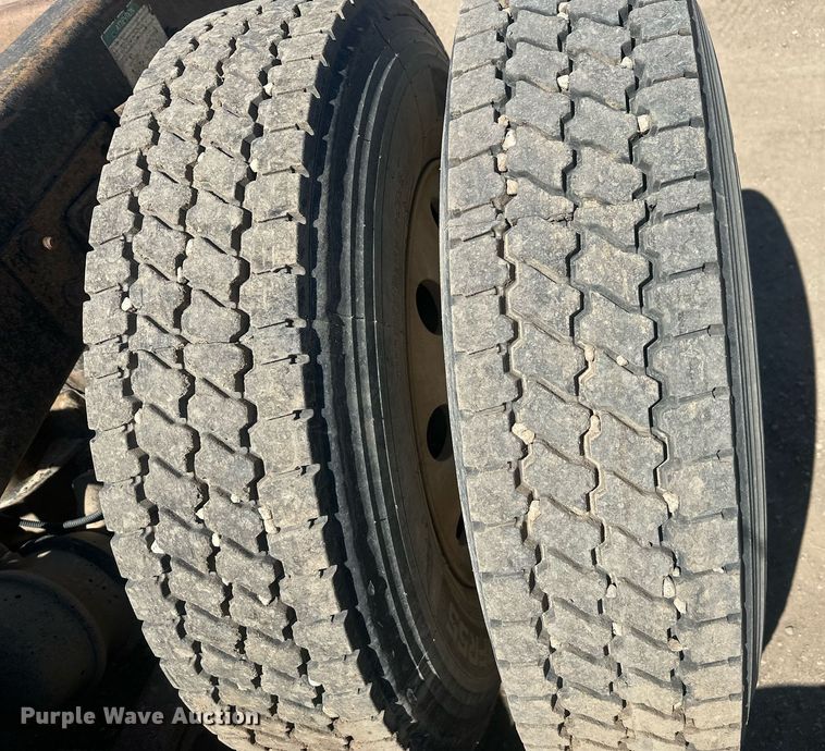 image for item DT7146 2006 Freightliner FLD120 semi truck