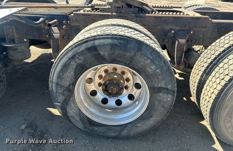 image for item DT7146 2006 Freightliner FLD120 semi truck