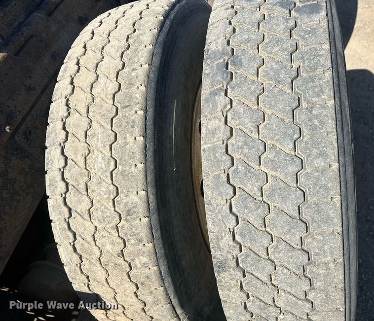 image for item DT7146 2006 Freightliner FLD120 semi truck