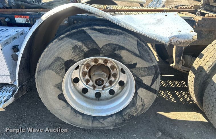 image for item DT7146 2006 Freightliner FLD120 semi truck