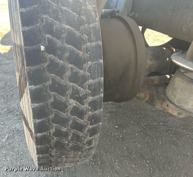 image for item DT7146 2006 Freightliner FLD120 semi truck