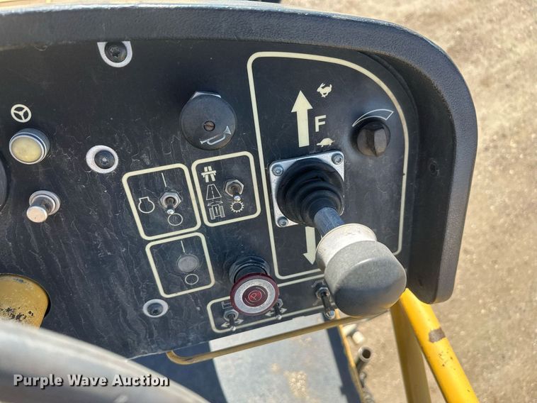 image for item DT7147 2009 Caterpillar AP 1055D paver