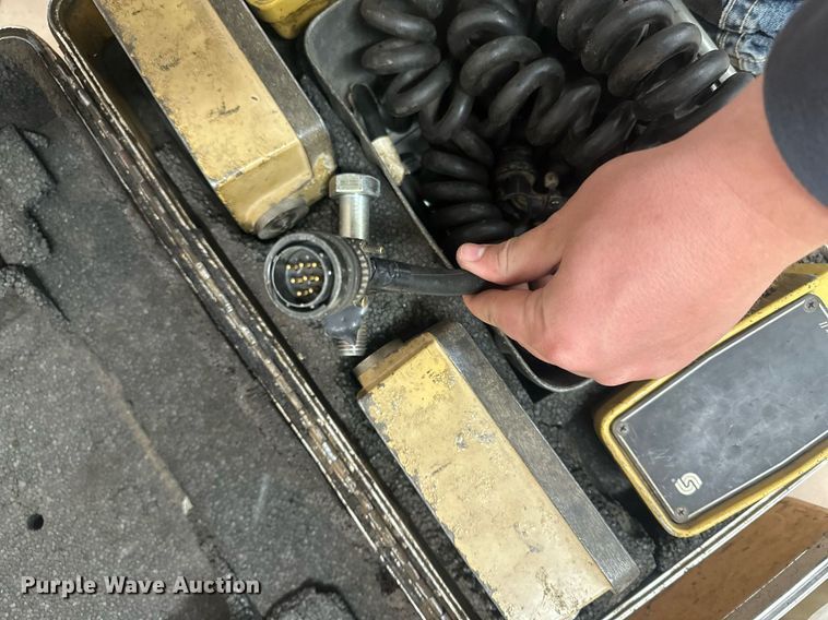 image for item DT7147 2009 Caterpillar AP 1055D paver