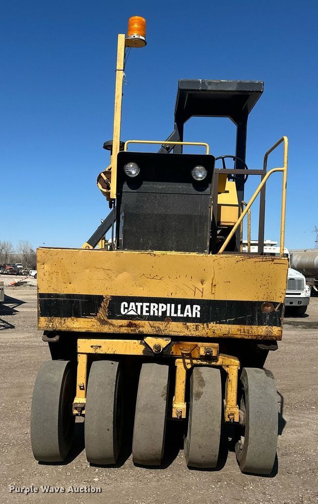 image for item DT7148 1992 Caterpillar PS-180 pneumatic roller