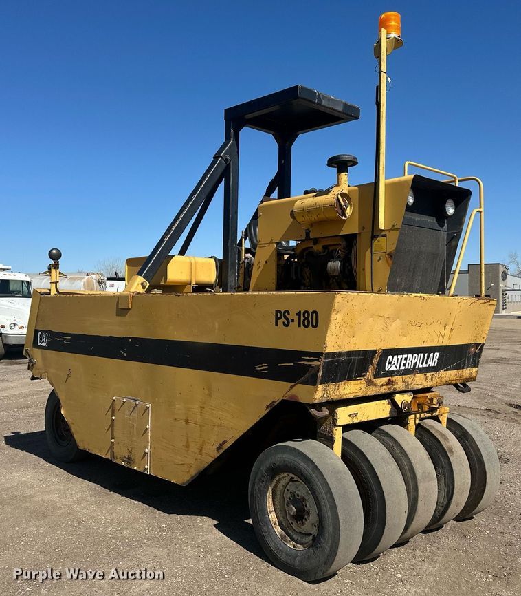 image for item DT7148 1992 Caterpillar PS-180 pneumatic roller