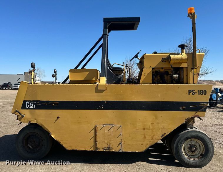image for item DT7148 1992 Caterpillar PS-180 pneumatic roller