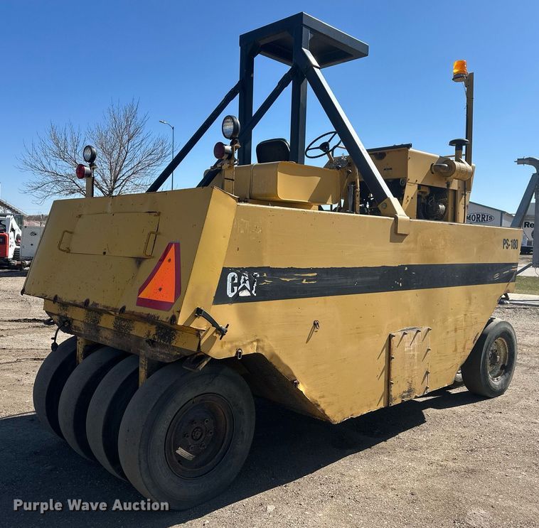 image for item DT7148 1992 Caterpillar PS-180 pneumatic roller