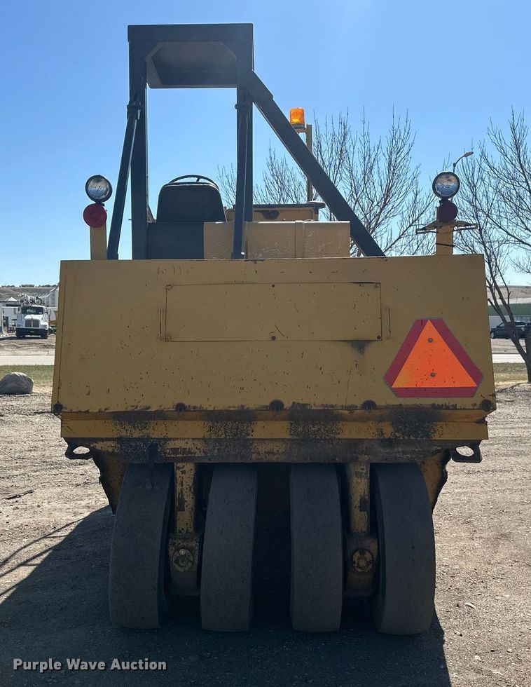 image for item DT7148 1992 Caterpillar PS-180 pneumatic roller