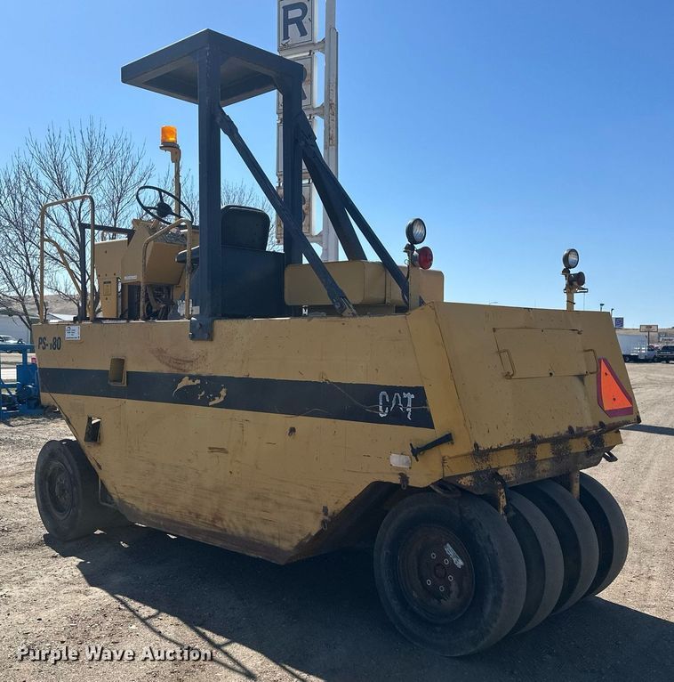 image for item DT7148 1992 Caterpillar PS-180 pneumatic roller