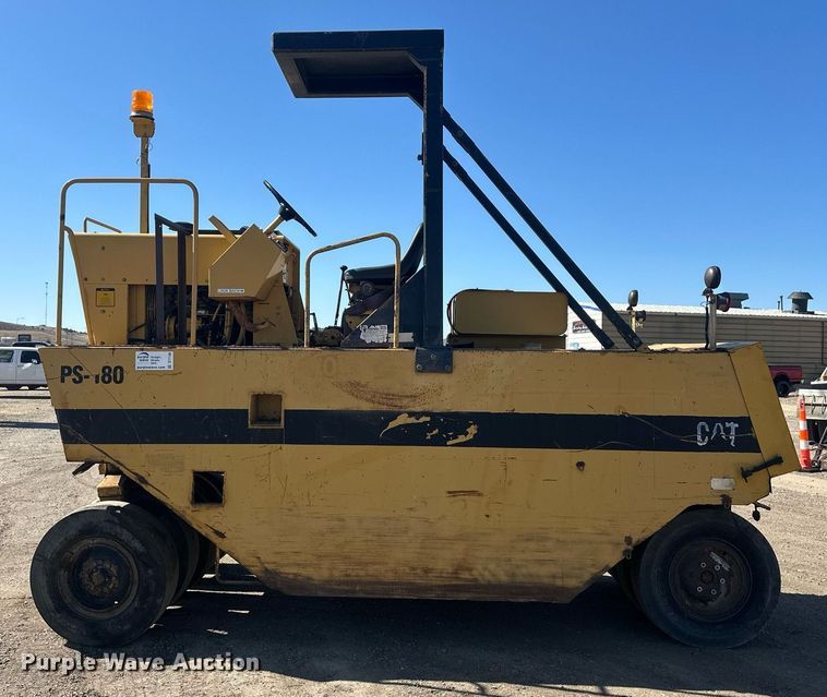 image for item DT7148 1992 Caterpillar PS-180 pneumatic roller