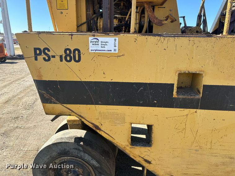 image for item DT7148 1992 Caterpillar PS-180 pneumatic roller
