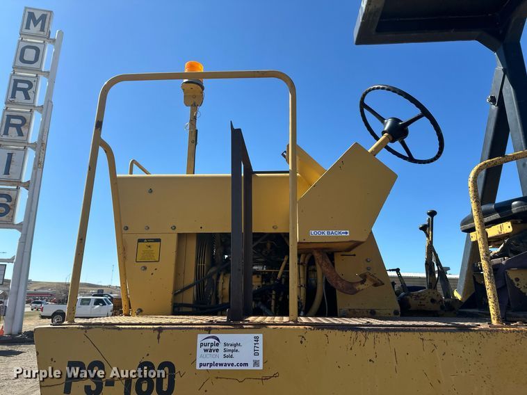 image for item DT7148 1992 Caterpillar PS-180 pneumatic roller