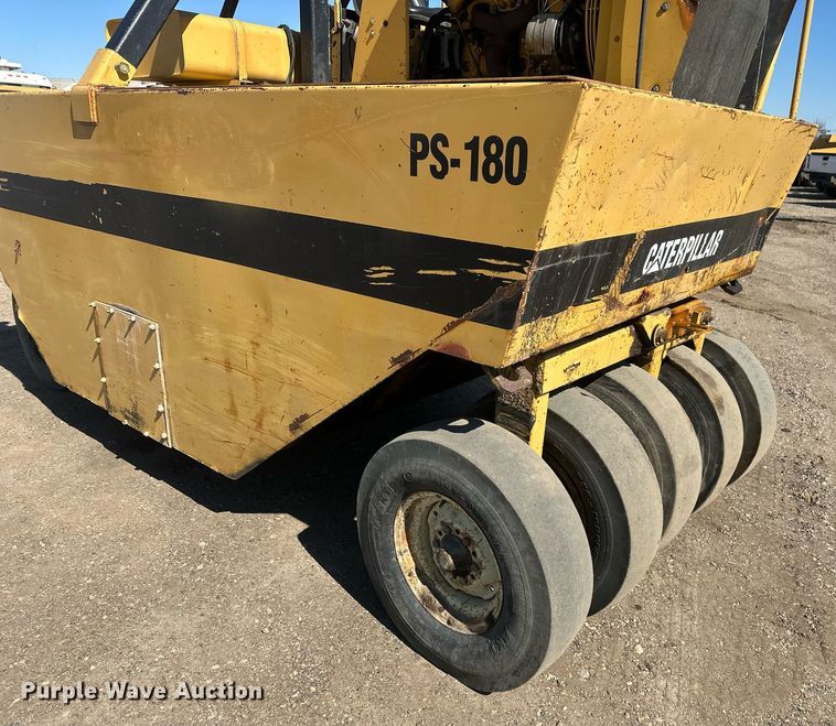 image for item DT7148 1992 Caterpillar PS-180 pneumatic roller