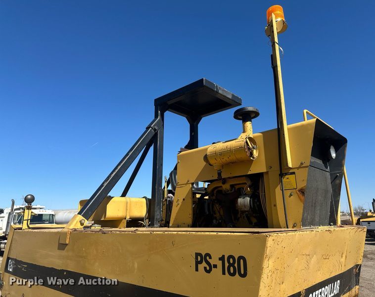 image for item DT7148 1992 Caterpillar PS-180 pneumatic roller