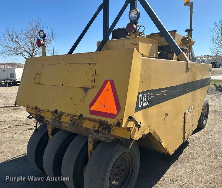 image for item DT7148 1992 Caterpillar PS-180 pneumatic roller