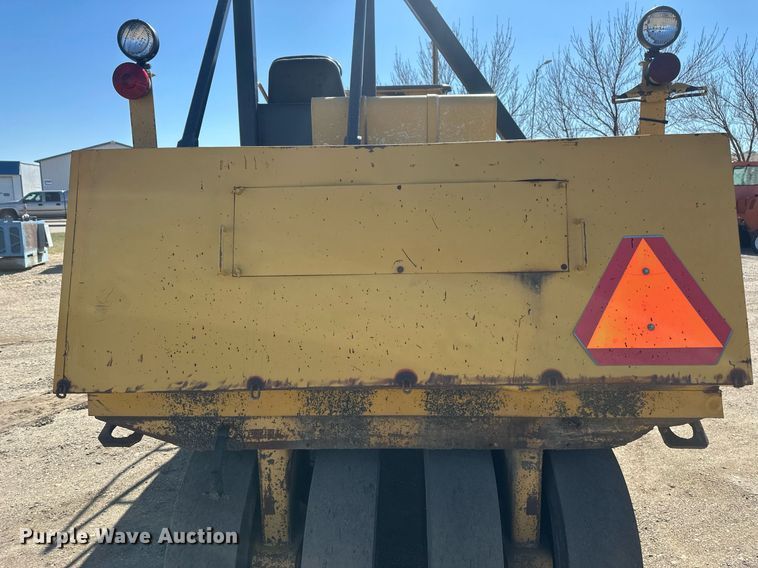 image for item DT7148 1992 Caterpillar PS-180 pneumatic roller