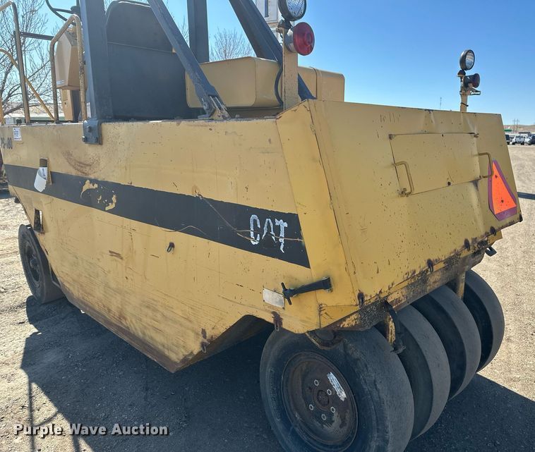 image for item DT7148 1992 Caterpillar PS-180 pneumatic roller