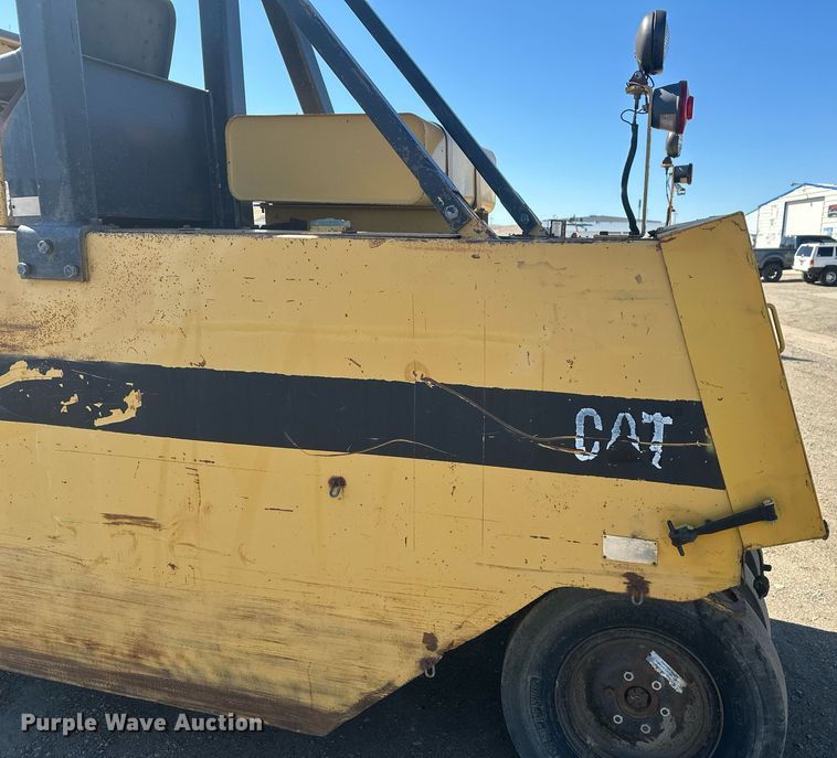 image for item DT7148 1992 Caterpillar PS-180 pneumatic roller