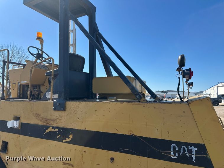 image for item DT7148 1992 Caterpillar PS-180 pneumatic roller
