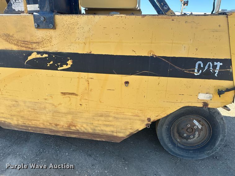 image for item DT7148 1992 Caterpillar PS-180 pneumatic roller