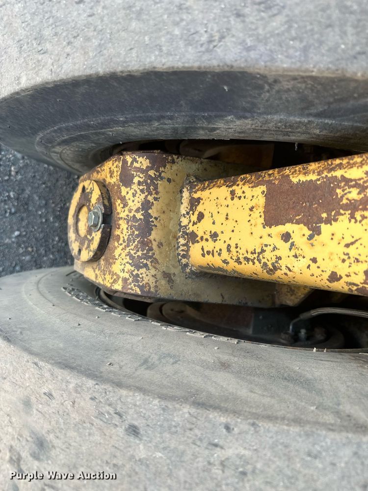 image for item DT7148 1992 Caterpillar PS-180 pneumatic roller