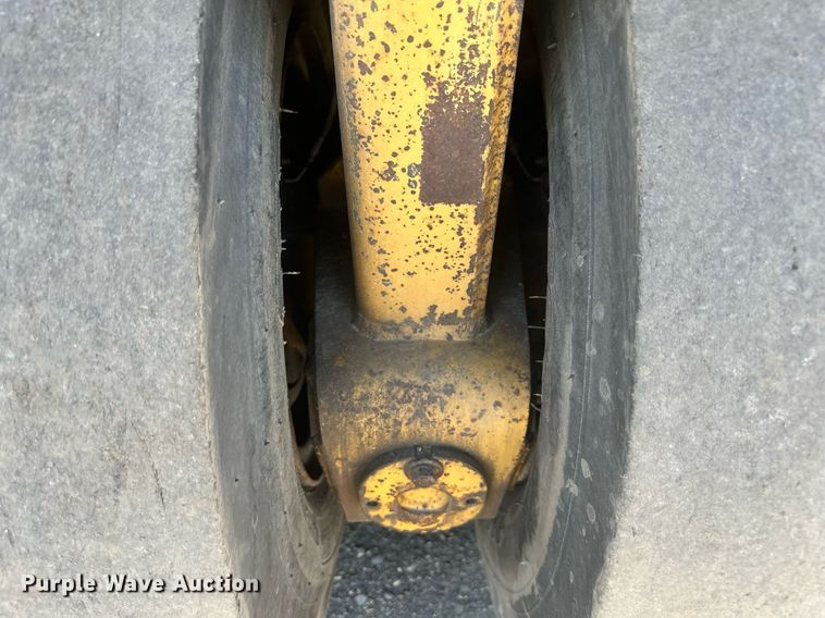 image for item DT7148 1992 Caterpillar PS-180 pneumatic roller
