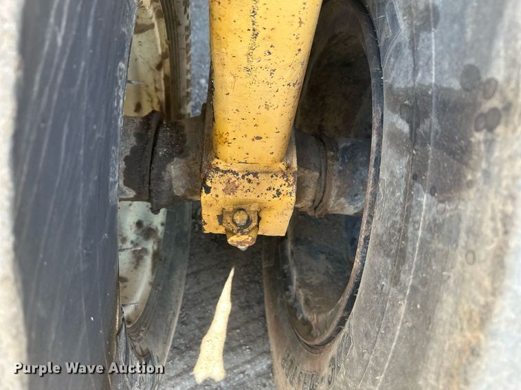 image for item DT7148 1992 Caterpillar PS-180 pneumatic roller