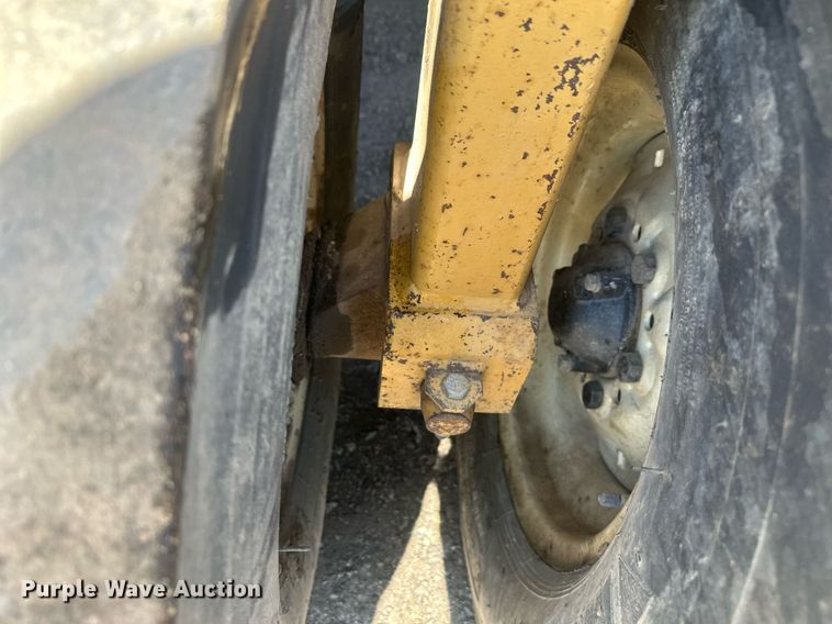 image for item DT7148 1992 Caterpillar PS-180 pneumatic roller