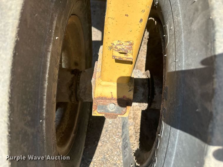 image for item DT7148 1992 Caterpillar PS-180 pneumatic roller