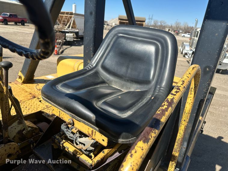 image for item DT7148 1992 Caterpillar PS-180 pneumatic roller