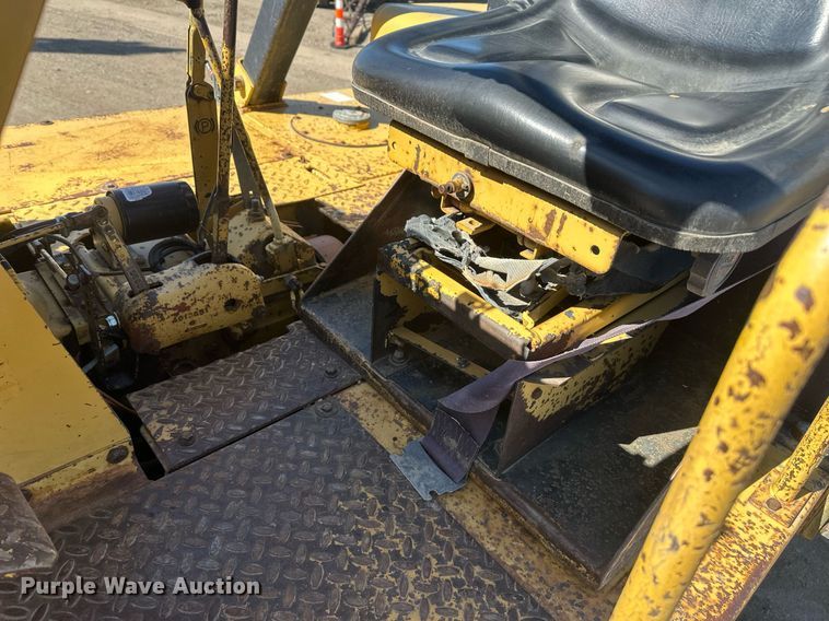 image for item DT7148 1992 Caterpillar PS-180 pneumatic roller