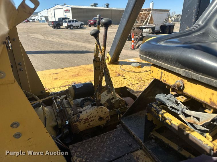 image for item DT7148 1992 Caterpillar PS-180 pneumatic roller