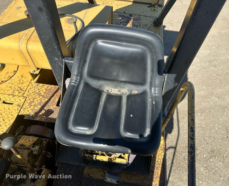 image for item DT7148 1992 Caterpillar PS-180 pneumatic roller