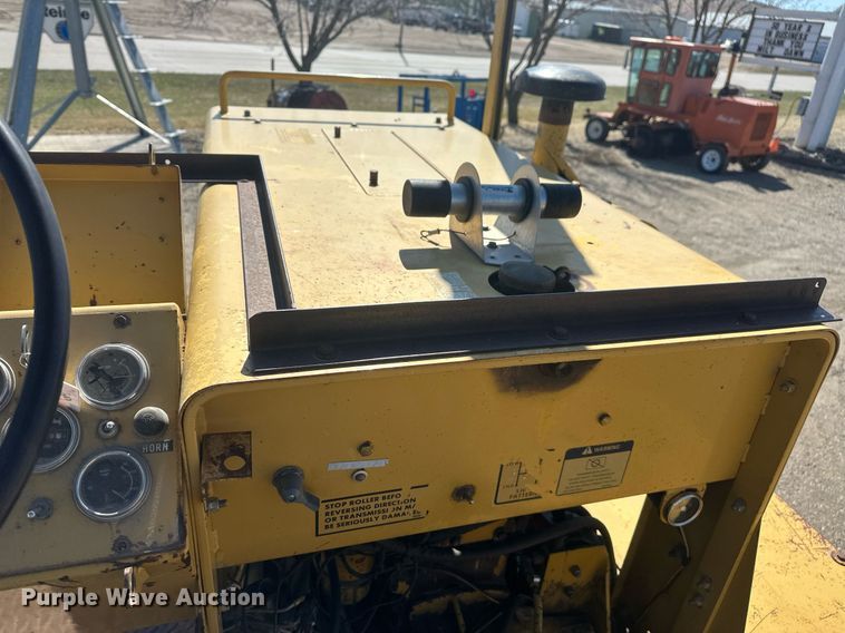 image for item DT7148 1992 Caterpillar PS-180 pneumatic roller