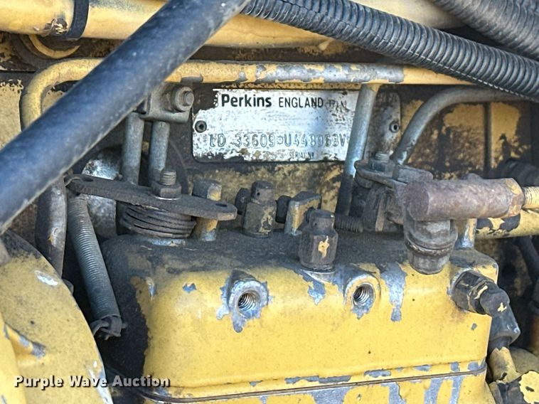 image for item DT7148 1992 Caterpillar PS-180 pneumatic roller